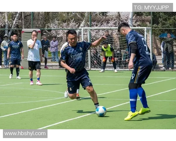 足球球星飞吻双手致敬球迷展现深情瞬间引爆赛场激情 足球球星飞吻双手致敬球迷展现深情瞬间引爆赛场激情